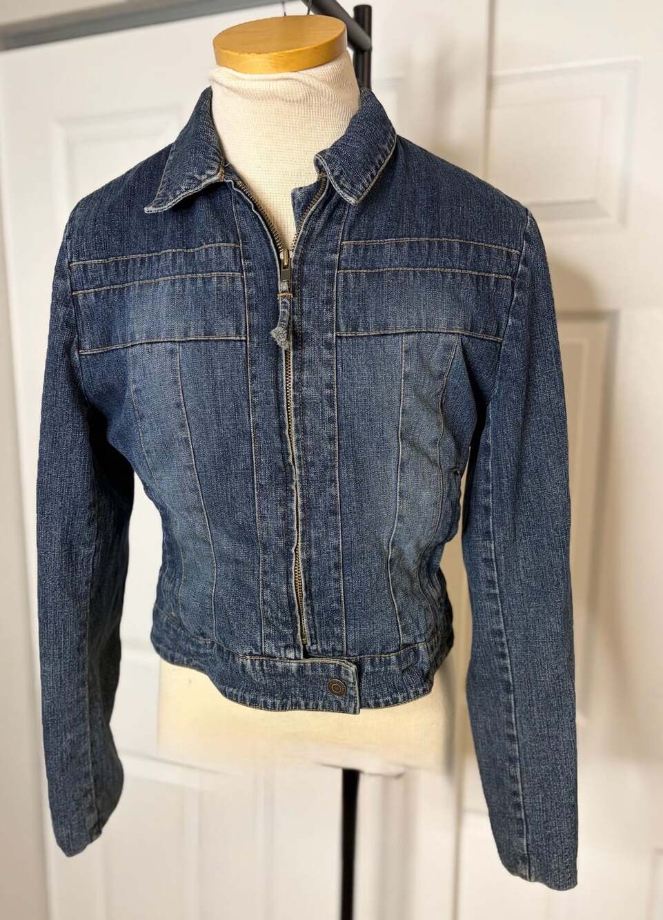 105- vintage Wrangler Denim Jacket Size M Red Lined Zip Up Crop Moto Blue